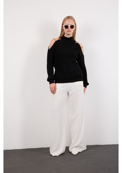 Kadın Siyah Zincir Detaylı Omuz Dekolteli Yarım Balıkçı Yaka Simli Triko Kazak