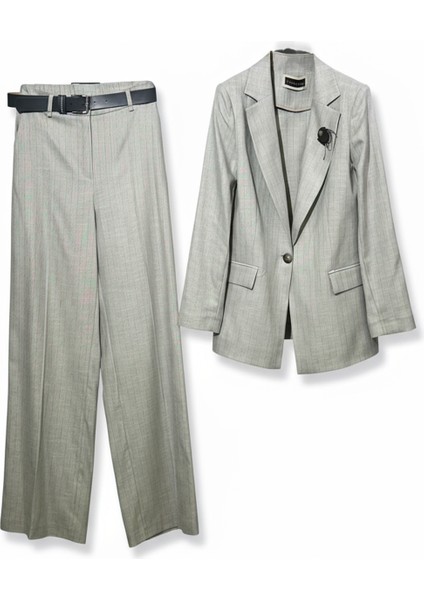 Kadın Takım Elbise Kemerli Düğmeli Ceket ve Geniş Paça Pantolon Model