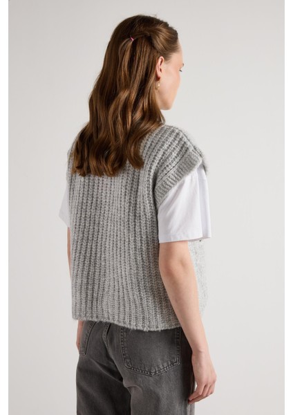 Kadın Gri Saç Örgü Düğme Detaylı Triko Yelek 5584 indirimleri