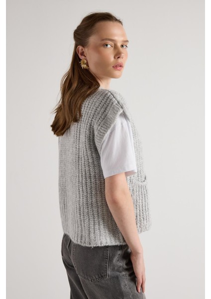 Kadın Gri Saç Örgü Düğme Detaylı Triko Yelek 5584