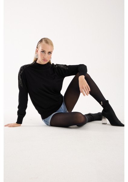 Kadın Siyah Elit Viskon Kumaş Taş Detaylı Omuzlar Yarım Balıkçı Yaka Triko Bluz