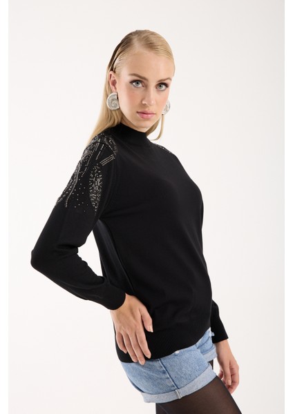 Kadın Siyah Elit Viskon Kumaş Taş Detaylı Omuzlar Yarım Balıkçı Yaka Triko Bluz fırsatları