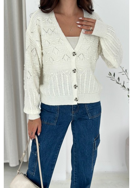 Kadın V Yaka Düğmeli Triko Hırka – Textured Grace fırsatları