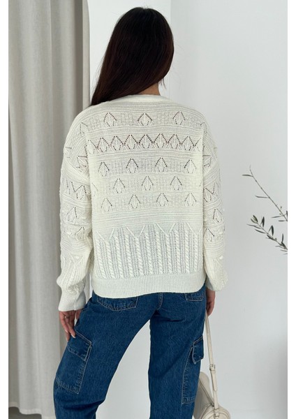 Kadın V Yaka Düğmeli Triko Hırka – Textured Grace