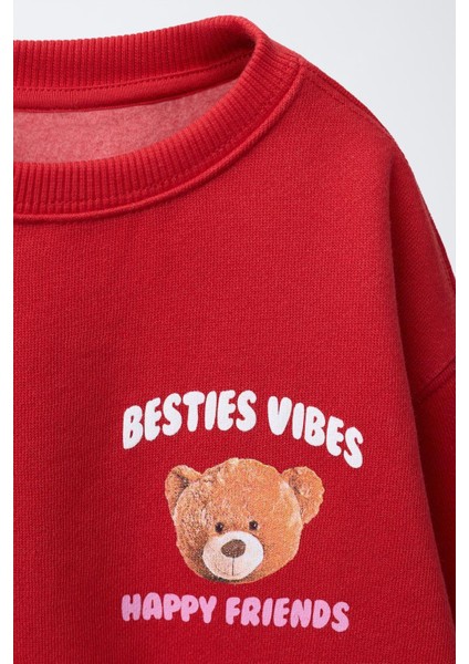 Kız Çocuk Pamuklu Kırmızı Ayı Baskılı Sweatshirt ve Nakışlı Kot Pantolon Takım – Rahat Günlük Stil