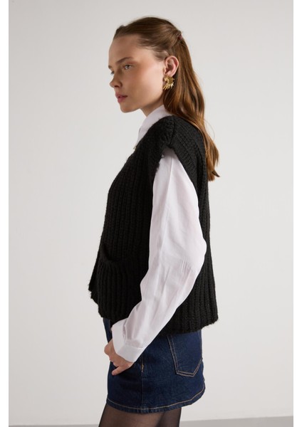 Kadın Siyah Saç Örgü Düğme Detaylı Triko Yelek 5584
