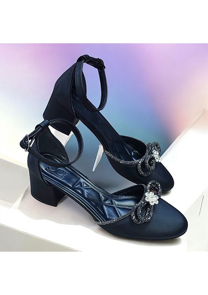 Kısa 5 cm Kalın Topuklu Önü Kapalı Bilekten Bağlı Taşlı Bayan Ayakkabı