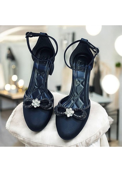 Kısa 5 cm Kalın Topuklu Önü Kapalı Bilekten Bağlı Taşlı Bayan Ayakkabı modelleri