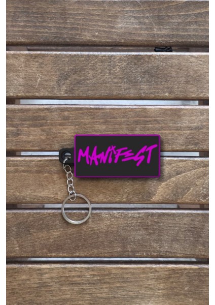 Manifets Grubu Manifestival Temalı Sert Plastik Anahtarlık Pembe – Özel Tasarım, Dayanıklı, Şık fiyatları