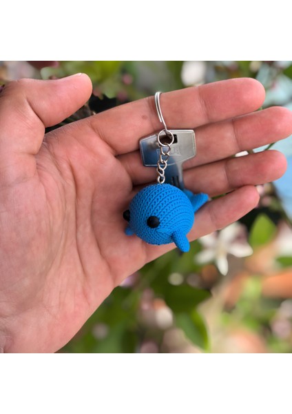 Balina Anahtarlık – Mavi Örgü Desenli Mini Figür | Amigurumi Tarzı Sert Plastik Çanta Süsü fiyatları