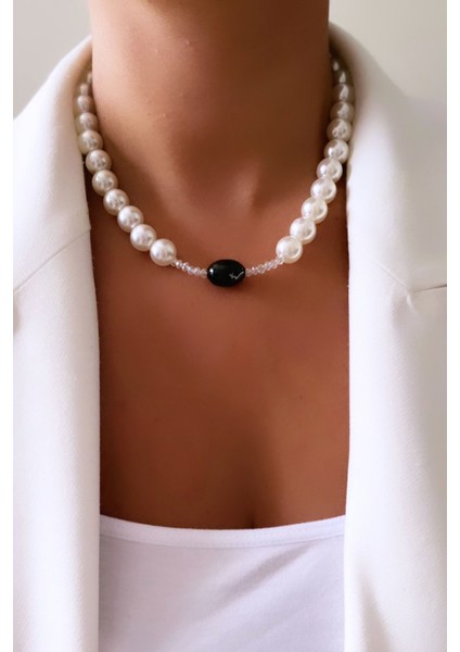 Siyah Taş Detay Büyük Inci Kolye