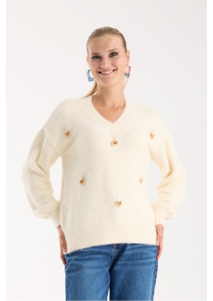 Kadın Ekru Sakal Iplik Önü Aksesuarlı Balon Kollu V Yaka Triko Kazak