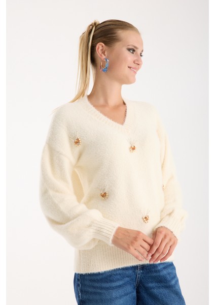 Kadın Ekru Sakal Iplik Önü Aksesuarlı Balon Kollu V Yaka Triko Kazak fiyatları