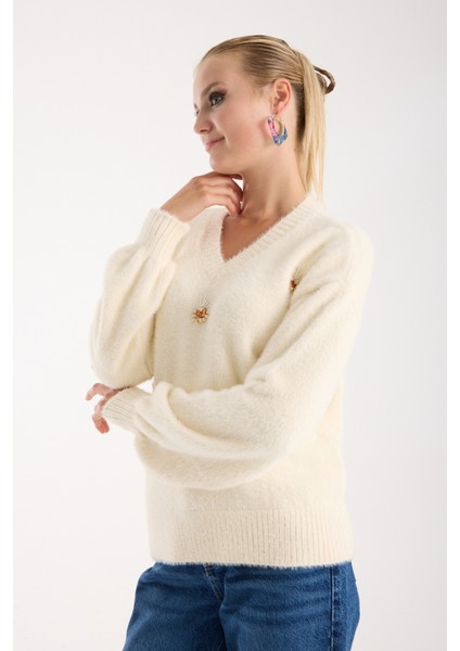 Kadın Ekru Sakal Iplik Önü Aksesuarlı Balon Kollu V Yaka Triko Kazak modelleri