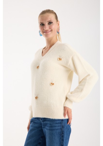 Kadın Ekru Sakal Iplik Önü Aksesuarlı Balon Kollu V Yaka Triko Kazak indirimleri