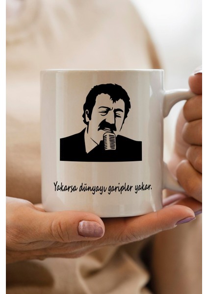 Müslüm Gürses Yakarsa Dünyayı Garipler Yakar Yazılı Kişiye Özel Baskılı Kupa Bardak