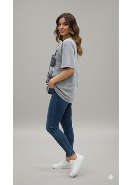 Kadın Gri Eskitme Mickey Baskılı Oversize Tişört | %100 Pamuk – Rahat Kesim fiyatları