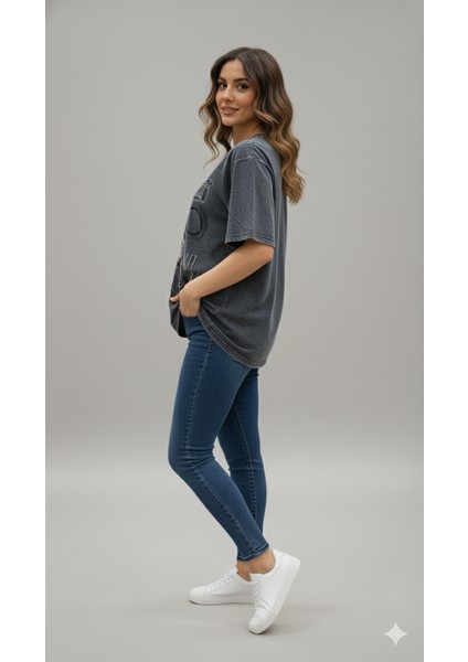 Kadın Antrasit Eskitme Mickey Baskılı Oversize Tişört | %100 Pamuk – Rahat Kesim fiyatları