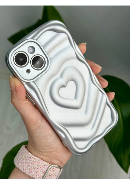 Apple Iphone 13 ve 14 Uyumlu 3D Mat Kabartma Kalp Desenli Kamera Korumalı Silikon Kılıf modelleri