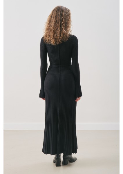 Kloş Etekli Lastik Örgü Elbise Siyah