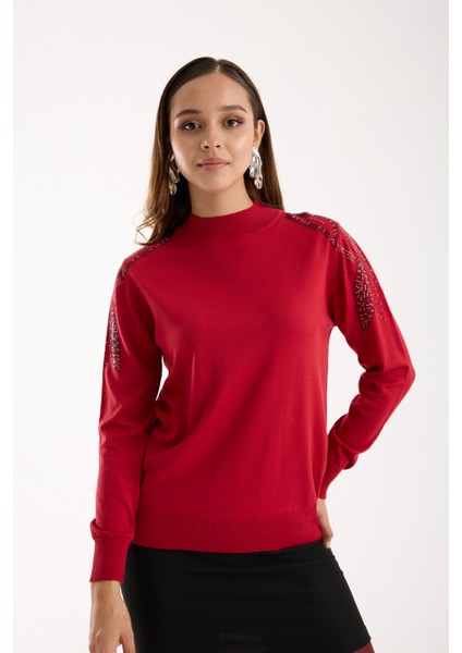 Kadın Kırmızı Elit Viskon Kumaş Taş Detaylı Omuzlar Yarım Balıkçı Yaka Triko Bluz