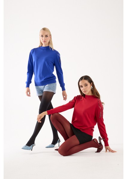 Kadın Kırmızı Elit Viskon Kumaş Taş Detaylı Omuzlar Yarım Balıkçı Yaka Triko Bluz