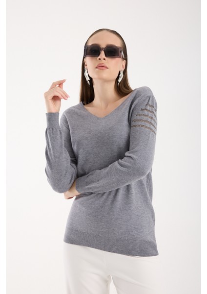 Kadın Gri Simli Kumaş Detaylı V Yaka Triko Bluz