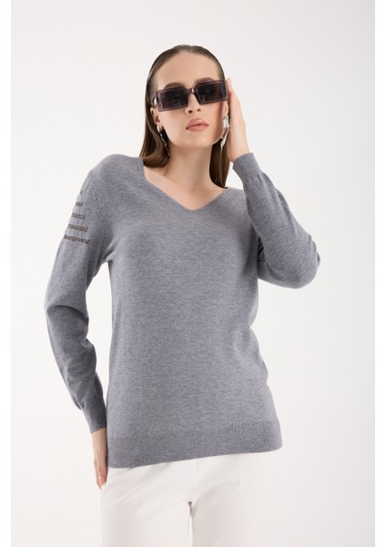 Kadın Gri Simli Kumaş Detaylı V Yaka Triko Bluz fırsatları
