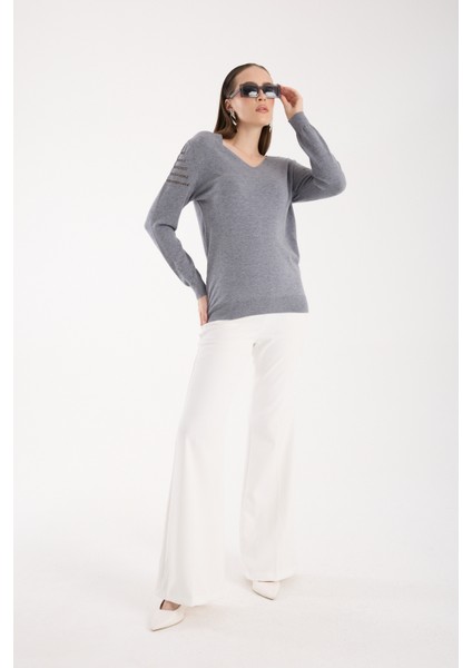 Kadın Gri Simli Kumaş Detaylı V Yaka Triko Bluz