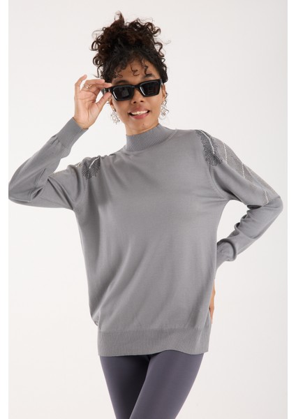 Kadın Gri Elit Viskon Kumaş Taş Detaylı Omuzlar Yarım Balıkçı Yaka Triko Bluz