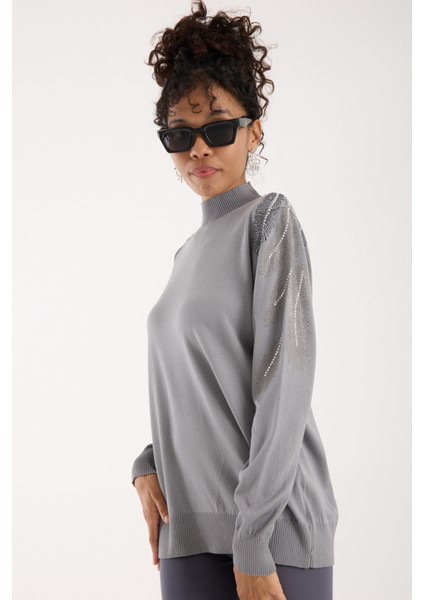 Kadın Gri Elit Viskon Kumaş Taş Detaylı Omuzlar Yarım Balıkçı Yaka Triko Bluz fiyatları