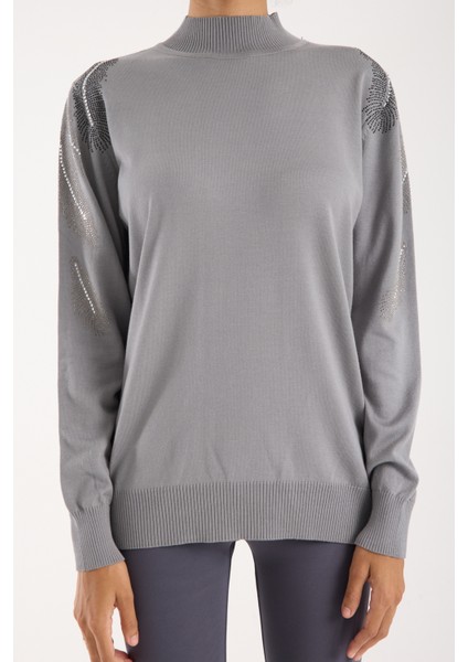 Kadın Gri Elit Viskon Kumaş Taş Detaylı Omuzlar Yarım Balıkçı Yaka Triko Bluz modelleri