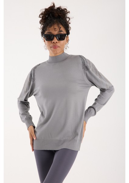 Kadın Gri Elit Viskon Kumaş Taş Detaylı Omuzlar Yarım Balıkçı Yaka Triko Bluz fırsatları