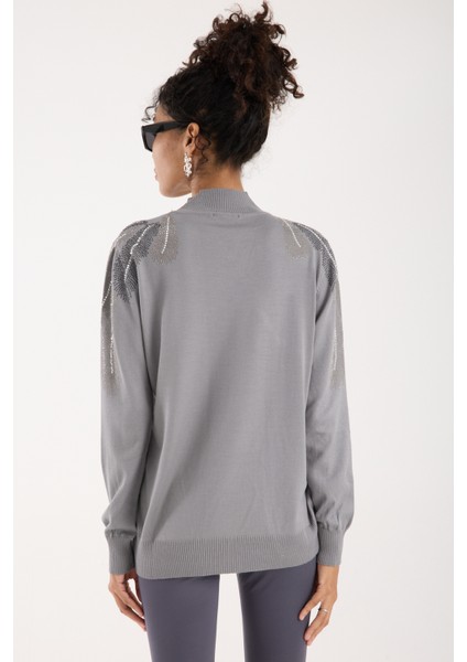 Kadın Gri Elit Viskon Kumaş Taş Detaylı Omuzlar Yarım Balıkçı Yaka Triko Bluz indirimleri
