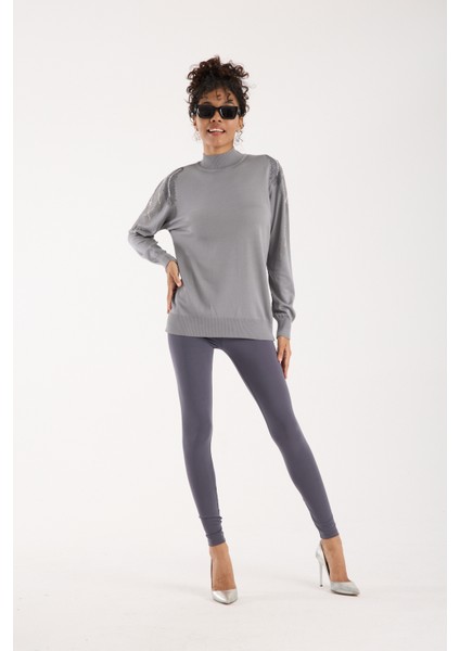 Kadın Gri Elit Viskon Kumaş Taş Detaylı Omuzlar Yarım Balıkçı Yaka Triko Bluz