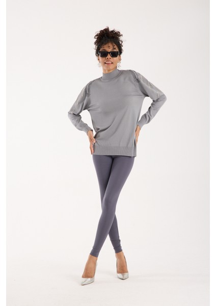 Kadın Gri Elit Viskon Kumaş Taş Detaylı Omuzlar Yarım Balıkçı Yaka Triko Bluz