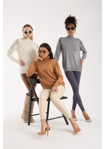 Kadın Gri Elit Viskon Kumaş Taş Detaylı Omuzlar Yarım Balıkçı Yaka Triko Bluz