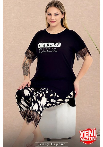 Lady Büyük Beden Desenli Bisiklet Yaka Kollar ve Paça Kısmı Dantelli Kısa Kollu Kapri Pijama Takımı fiyatları