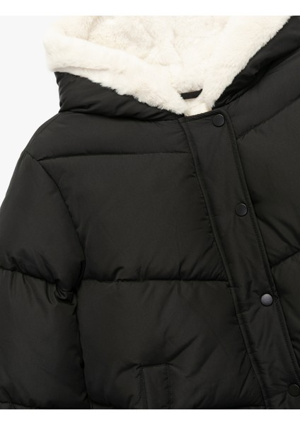 Uzun Kollu Cepli Düğmeli Su Itici Kapüşonlu Içi Suni Kürklü Kısa Şişme Mont modelleri