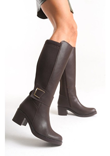 Deri Görünümlü Arkası Streç Esnek Kalın Orta Yüksek Topuklu Toka Detaylı Fermuarlı Kahve Uzun Çizme