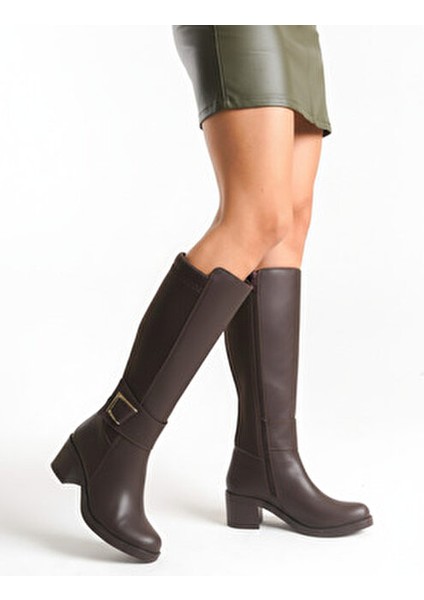 Deri Görünümlü Arkası Streç Esnek Kalın Orta Yüksek Topuklu Toka Detaylı Fermuarlı Kahve Uzun Çizme indirimleri