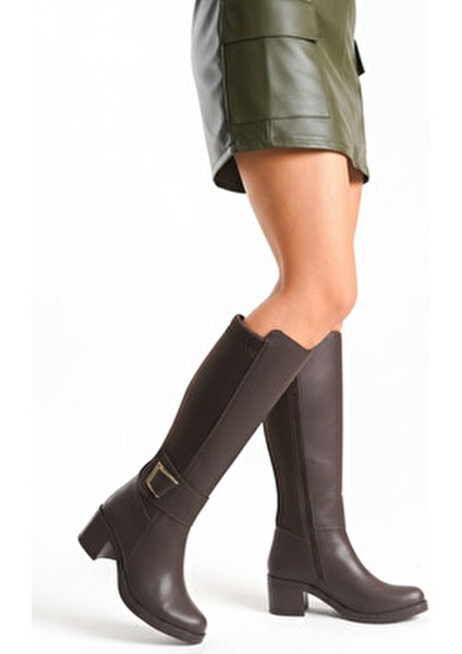 Deri Görünümlü Arkası Streç Esnek Kalın Orta Yüksek Topuklu Toka Detaylı Fermuarlı Kahve Uzun Çizme