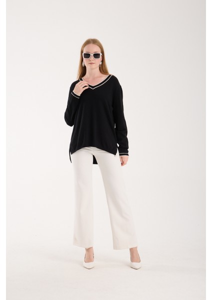 Kadın Siyah Kontrast Biyeli ve Yan Yırtmaçlı V Yaka Triko Bluz