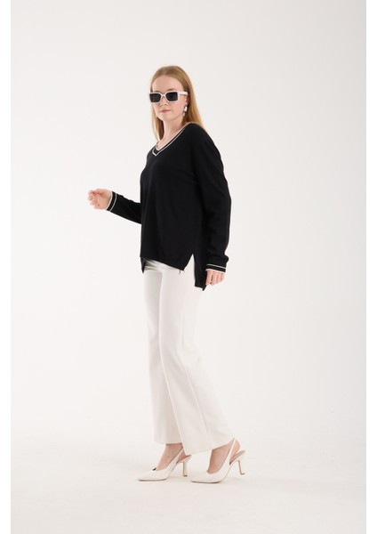 Kadın Siyah Kontrast Biyeli ve Yan Yırtmaçlı V Yaka Triko Bluz