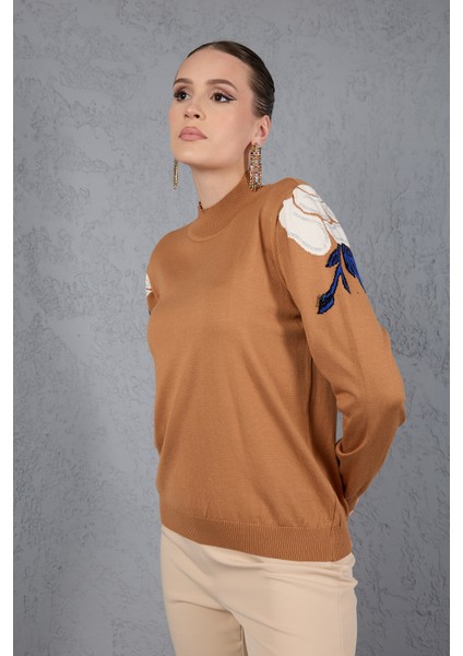 Kadın Bej Elit Viskon Kumaş Taş Detaylı Omuzlar Yarım Balıkçı Yaka Triko Bluz
