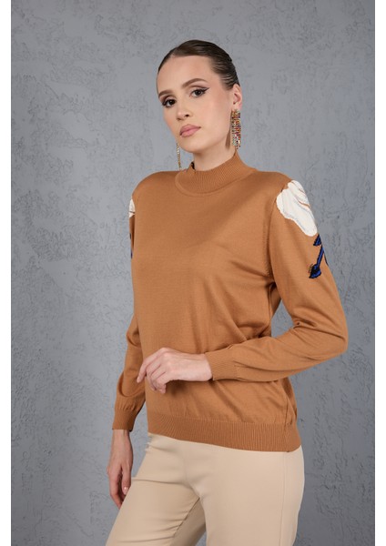 Kadın Bej Elit Viskon Kumaş Taş Detaylı Omuzlar Yarım Balıkçı Yaka Triko Bluz fiyatları