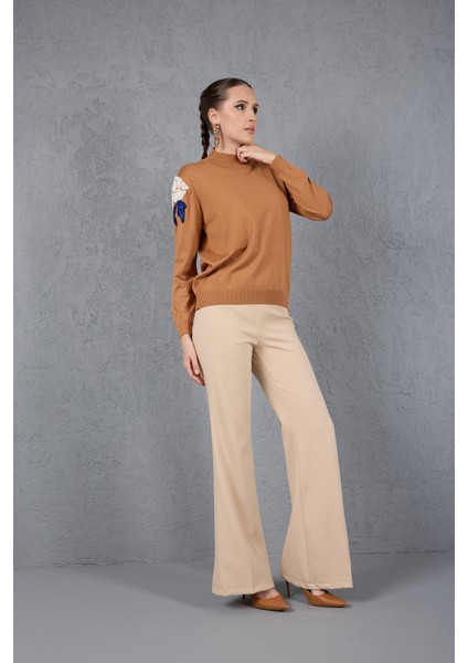 Kadın Bej Elit Viskon Kumaş Taş Detaylı Omuzlar Yarım Balıkçı Yaka Triko Bluz indirimleri