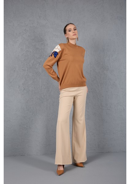 Kadın Bej Elit Viskon Kumaş Taş Detaylı Omuzlar Yarım Balıkçı Yaka Triko Bluz