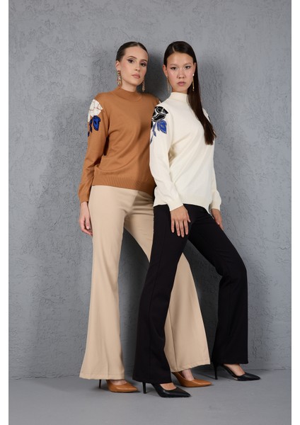 Kadın Bej Elit Viskon Kumaş Taş Detaylı Omuzlar Yarım Balıkçı Yaka Triko Bluz