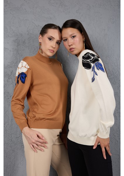 Kadın Bej Elit Viskon Kumaş Taş Detaylı Omuzlar Yarım Balıkçı Yaka Triko Bluz